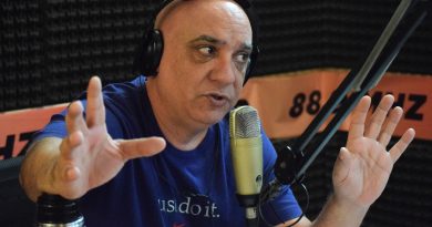 El «Turco» Yaman en FM Sur: los partidos de Quilmes se viven en la radio más antigua de la ciudad.
